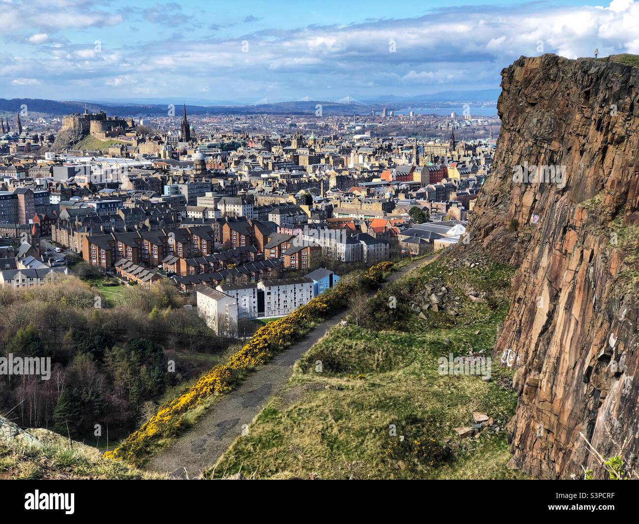 Blick auf die Burg von Edinburgh und die Dächer der Stadt von Salisbury Crags, Holyrood Park, Edinburgh Schottland - Smartphone-aufgenommenes Stockfoto