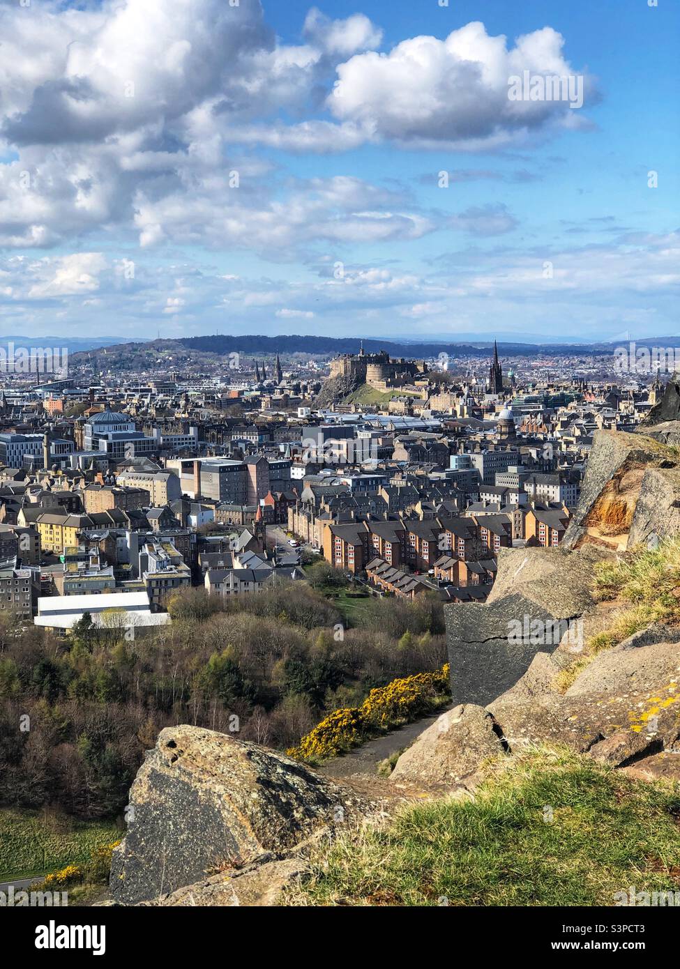 Blick auf die Burg von Edinburgh und die Dächer der Stadt von den Salisbury Crags, dem Holyrood Park, Edinburgh, Schottland - Smartphone-aufgenommenes Stockfoto