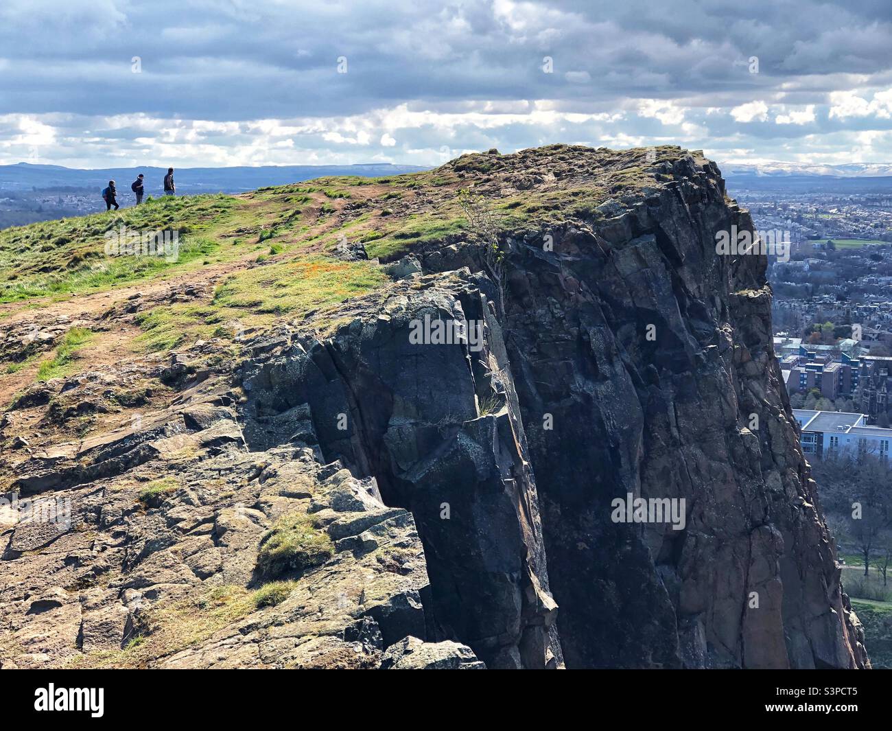 Menschen auf Salisbury Crags, Holyrood Park, Edinburgh Schottland - Smartphone-aufgenommenes Stockfoto