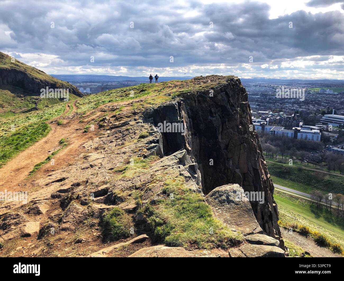Menschen auf Salisbury Crags, Holyrood Park, Edinburgh Schottland - Smartphone-aufgenommenes Stockfoto