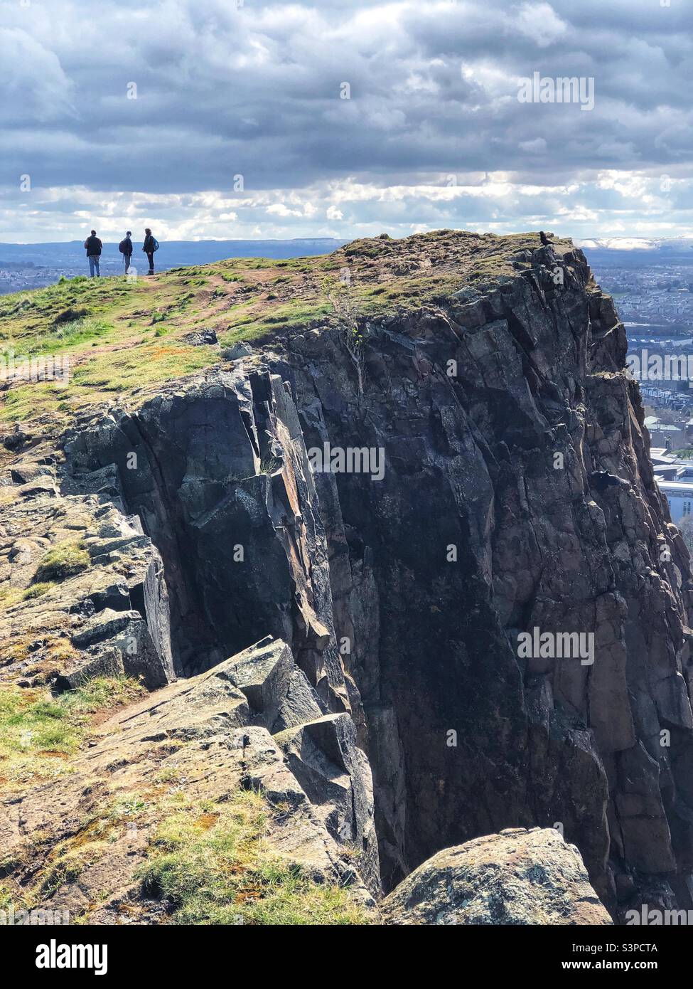 Menschen auf Salisbury Crags, Holyrood Park, Edinburgh Schottland - Smartphone-aufgenommenes Stockfoto