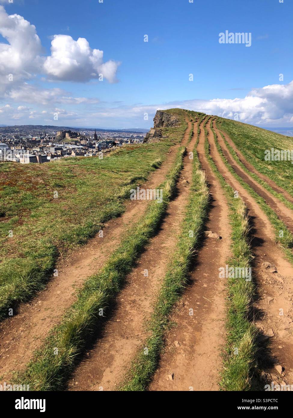 Salisbury Crags, Holyrood Park, Edinburgh, Schottland - Smartphone-aufgenommenes Stockfoto