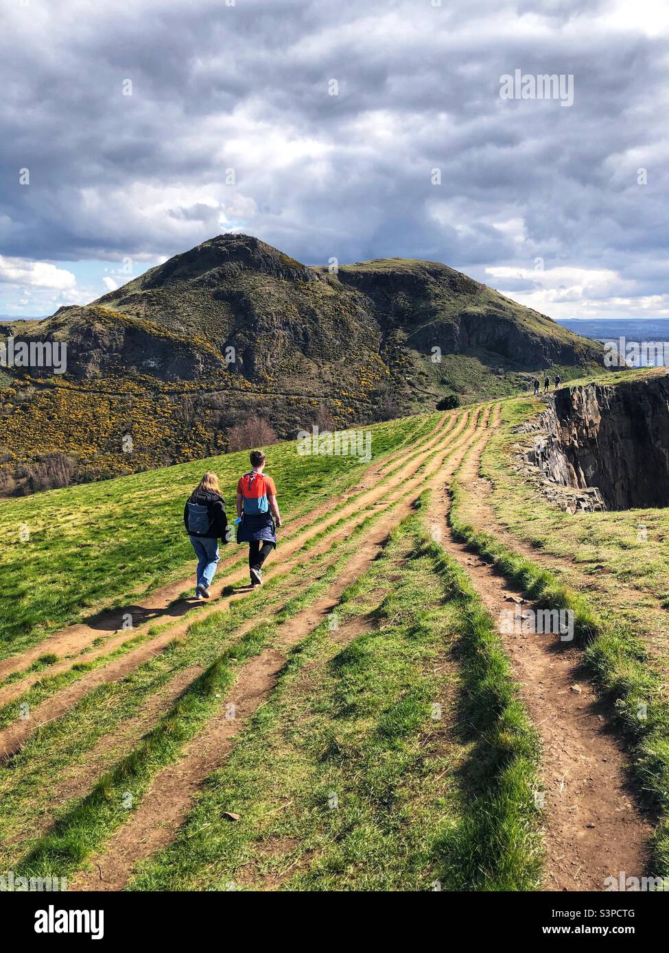 Spaziergang auf den Salisbury Crags mit Blick auf Arthur’s Seat, Holyrood Park, Edinburgh, Schottland - Smartphone-aufgenommenes Stockfoto
