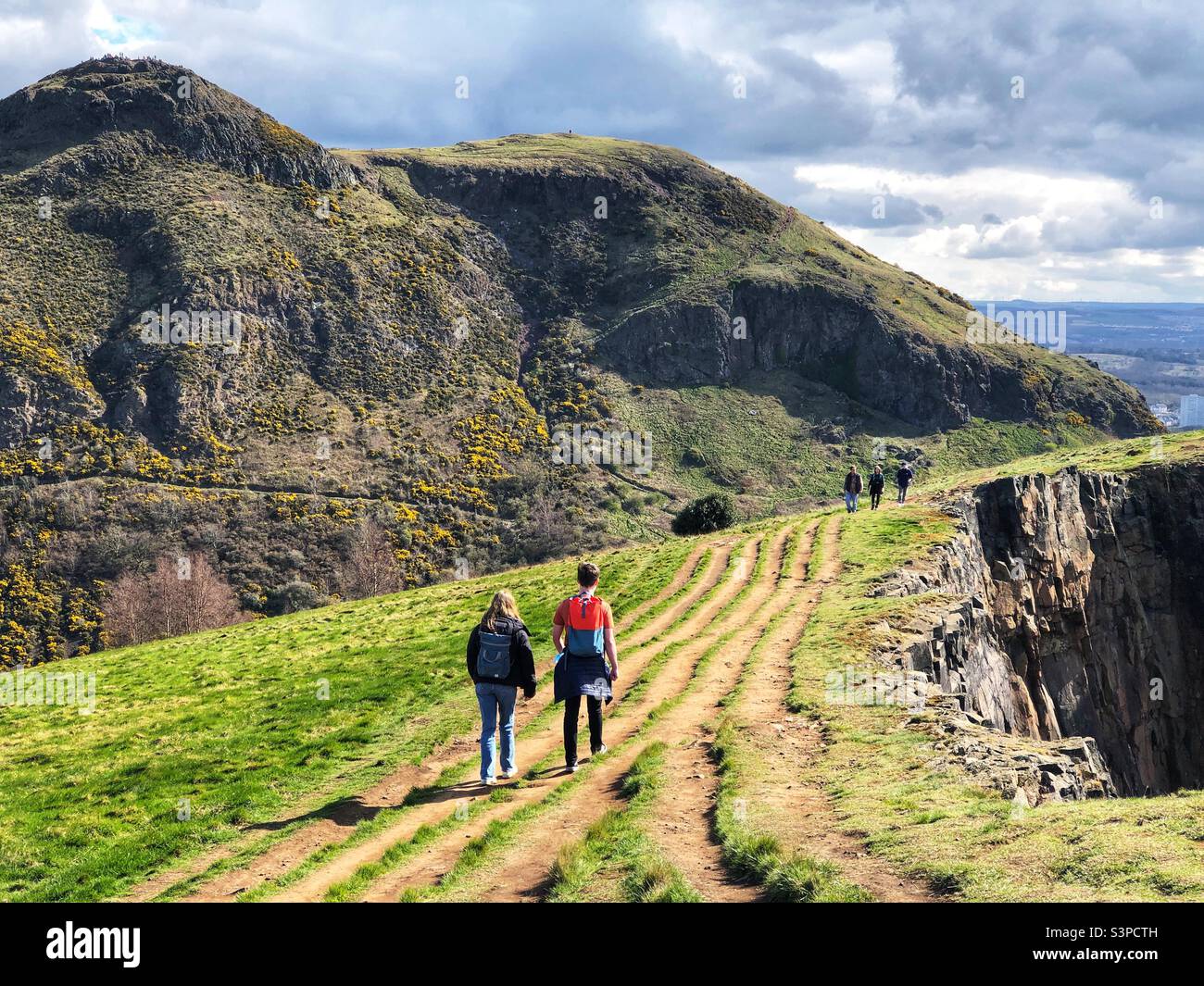 Spaziergang auf den Salisbury Crags mit Blick auf Arthur’s Seat, Holyrood Park, Edinburgh, Schottland - Smartphone-aufgenommenes Stockfoto