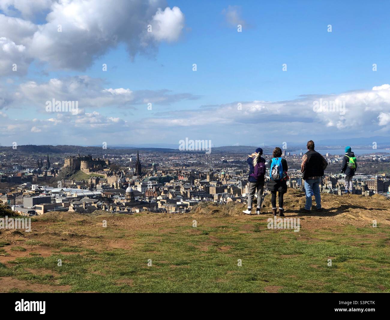 Blick auf das Edinburgh Castle und die Dächer der Stadt von Salisbury Crags, Holyrood Park, Edinburgh Schottland - Smartphone-aufgenommenes Stockfoto