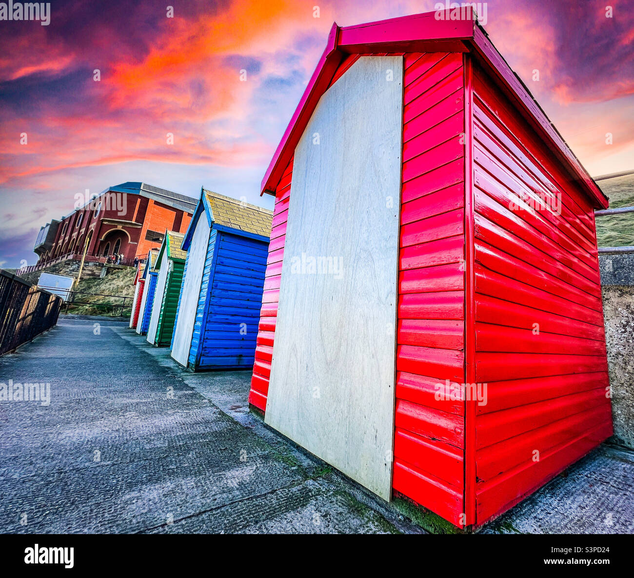 Farbenfrohe Chalets und Strandhütten am Meer von Whitby in North Yorkshire Stockfoto