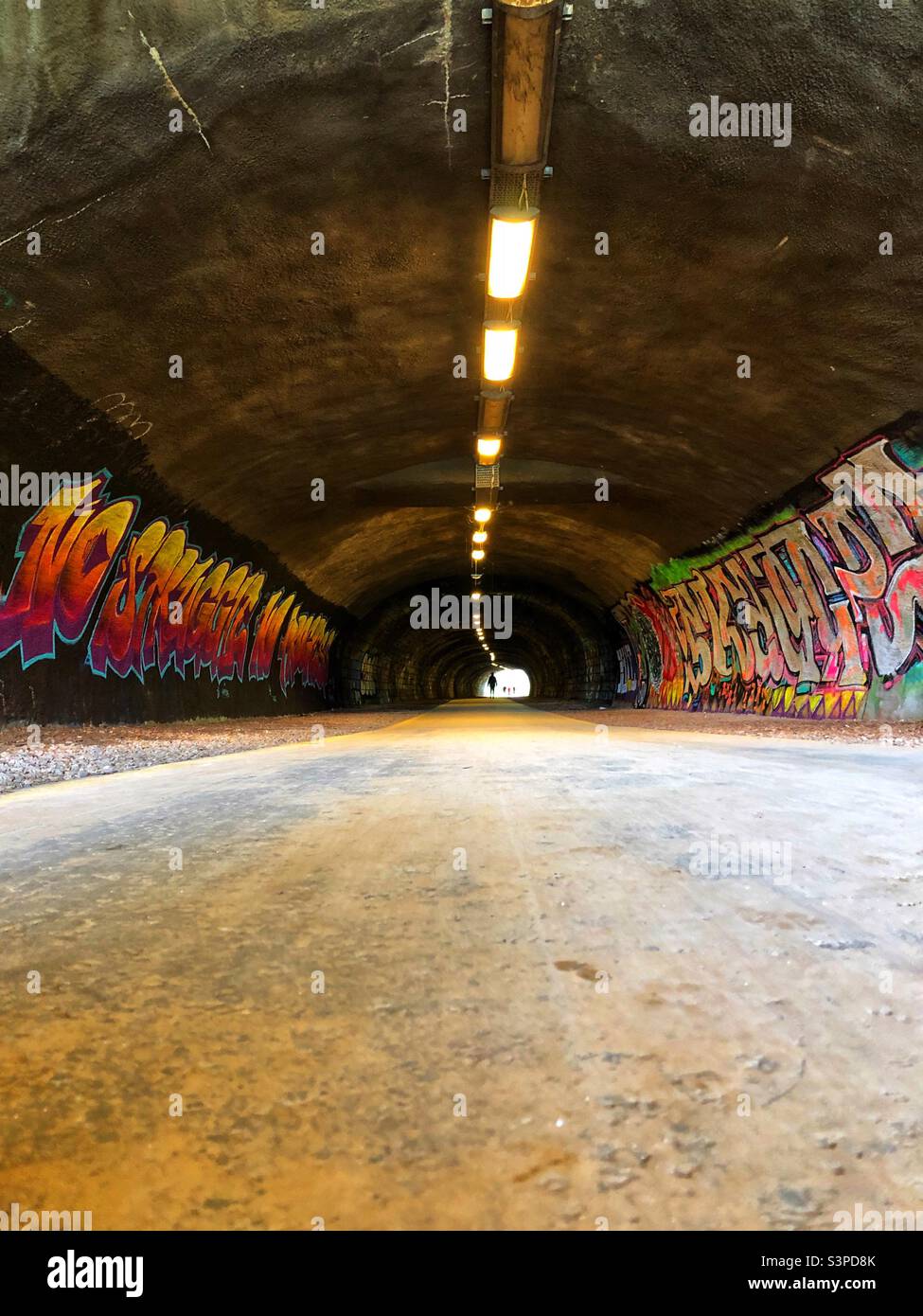 Rodney Street Tunnel ein alter Eisenbahntunnel, der als Radweg und Fußgängerweg genutzt wird, Edinburgh - Smartphone-aufgenommenes Stockfoto