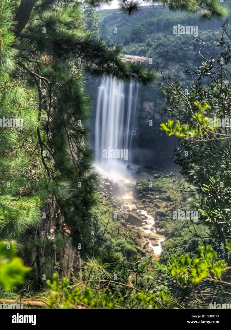 Fließender Karkloof-Wasserfall, Kwazulu Natal, Südafrika - Smartphone-aufgenommenes Stockfoto