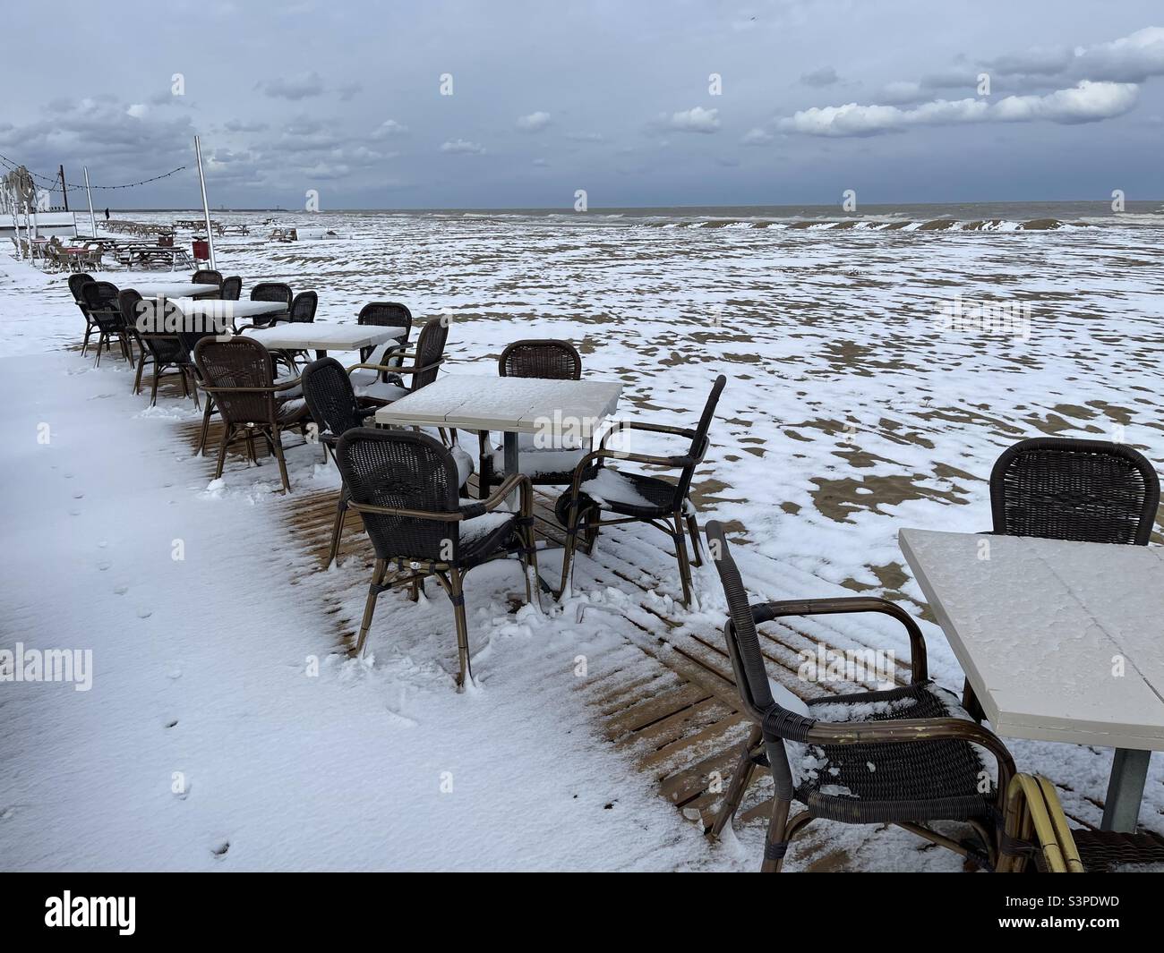 Verschneite Terrasse in einem Strandrestaurant Stockfoto