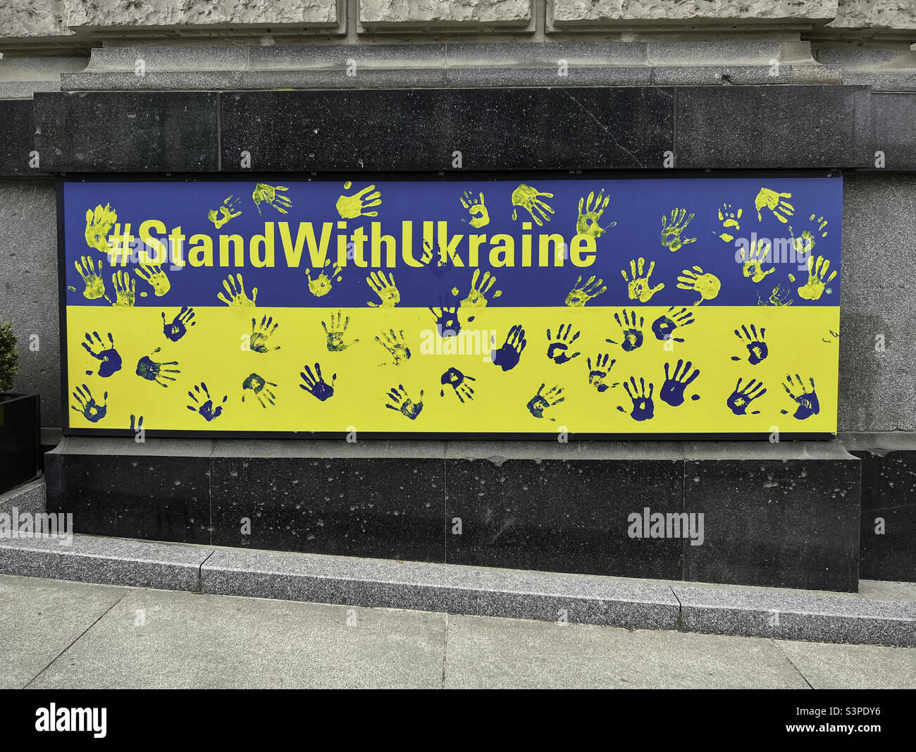 Stand mit Ukraine-Plakat vor dem Gebäude des Museum für Kommunikation in der Leipziger Straße, Mitte-Berlin Stockfoto