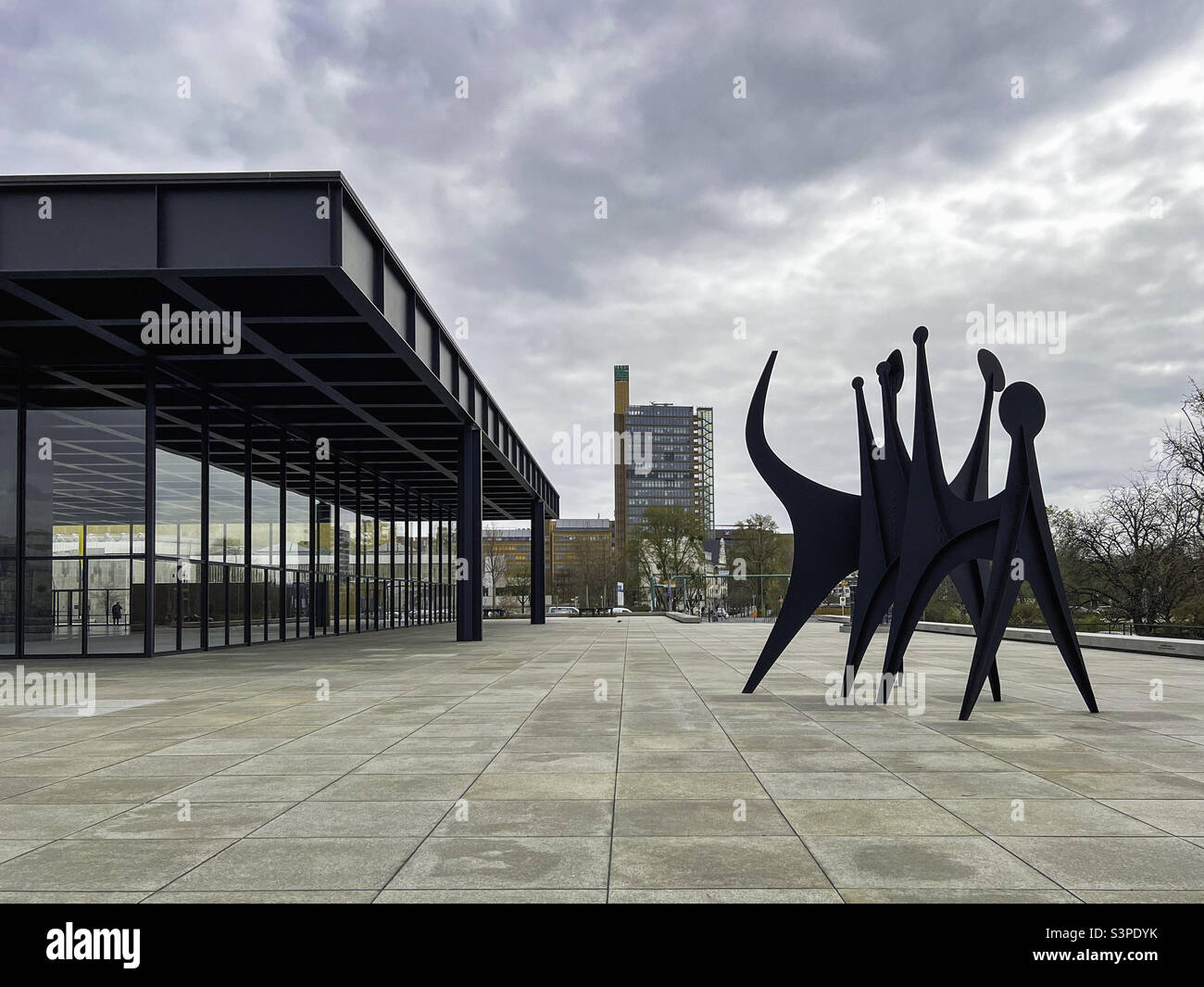 Alexander Calder Skulptur in der Neuen Nationalgalerie. Neue Nationalgalerie beim Kulturforum. Mitte-Berlin, Deutschland. Stockfoto