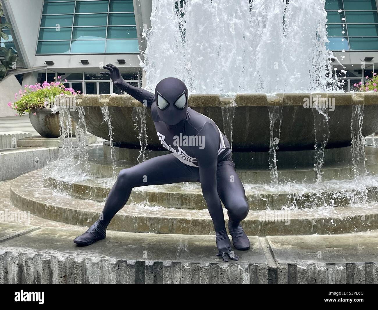 Cosplayer posiert auf der Wonder Con 2022 am 3,2022. April in Anaheim, Kalifornien - Smartphone-aufgenommenes Stockfoto