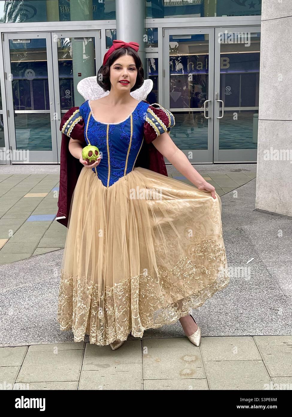 Cosplayer posiert am dritten Tag der Wonder Con am 3. April 2022 in Anaheim, Kalifornien - Smartphone-aufgenommenes Stockfoto