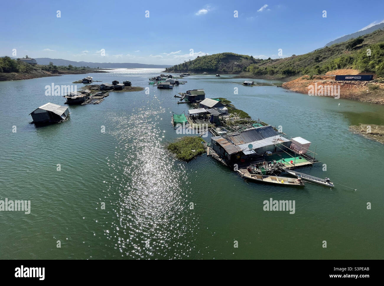 Angeln Floß auf dem Fluss - Smartphone-aufgenommenes Stockfoto
