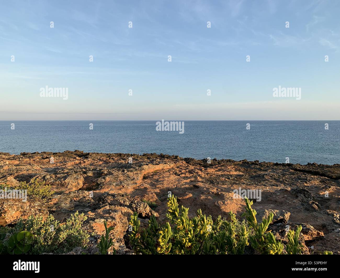 Die Landschaft der Nordküste wird durch Sonnenaufgänge geprägt. Canasí, Mayabeque, Kuba Stockfoto
