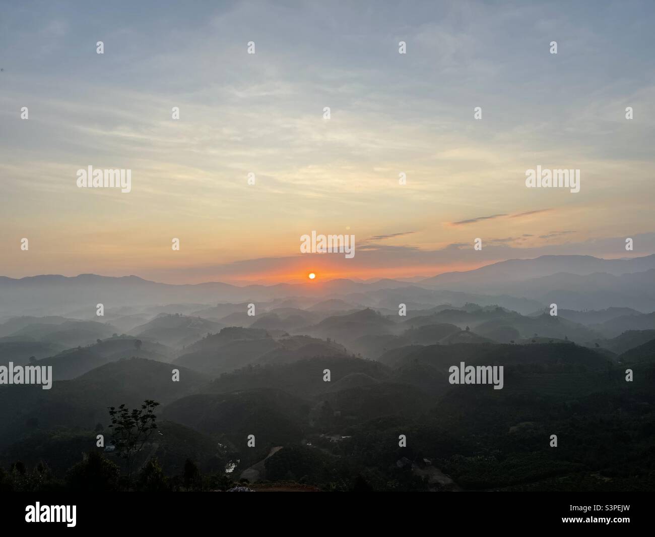 Die Morgenröte steigt - Smartphone-aufgenommenes Stockfoto