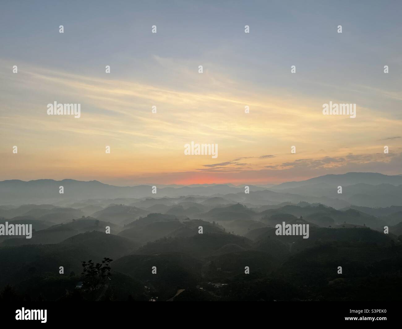 Die Morgenröte steigt - Smartphone-aufgenommenes Stockfoto