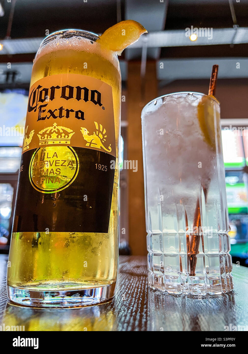 Erfrischendes Pint Corona Extra Lagerbier und ein Glas eiskalte Limonade Stockfoto