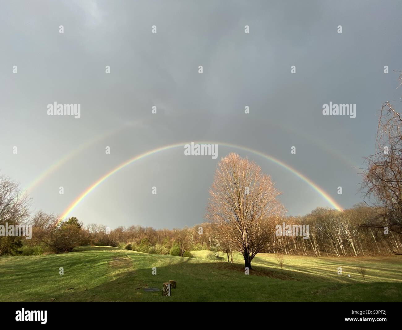Kurz nach einem Sturm erscheint ein doppelter Regenbogen. Stockfoto
