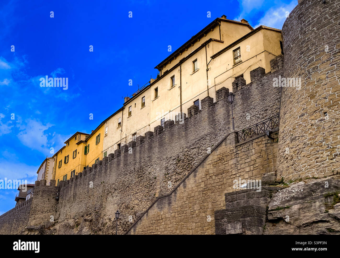 Die Stadtmauer der historischen Zitadelle von San Marino - Smartphone-aufgenommenes Stockfoto