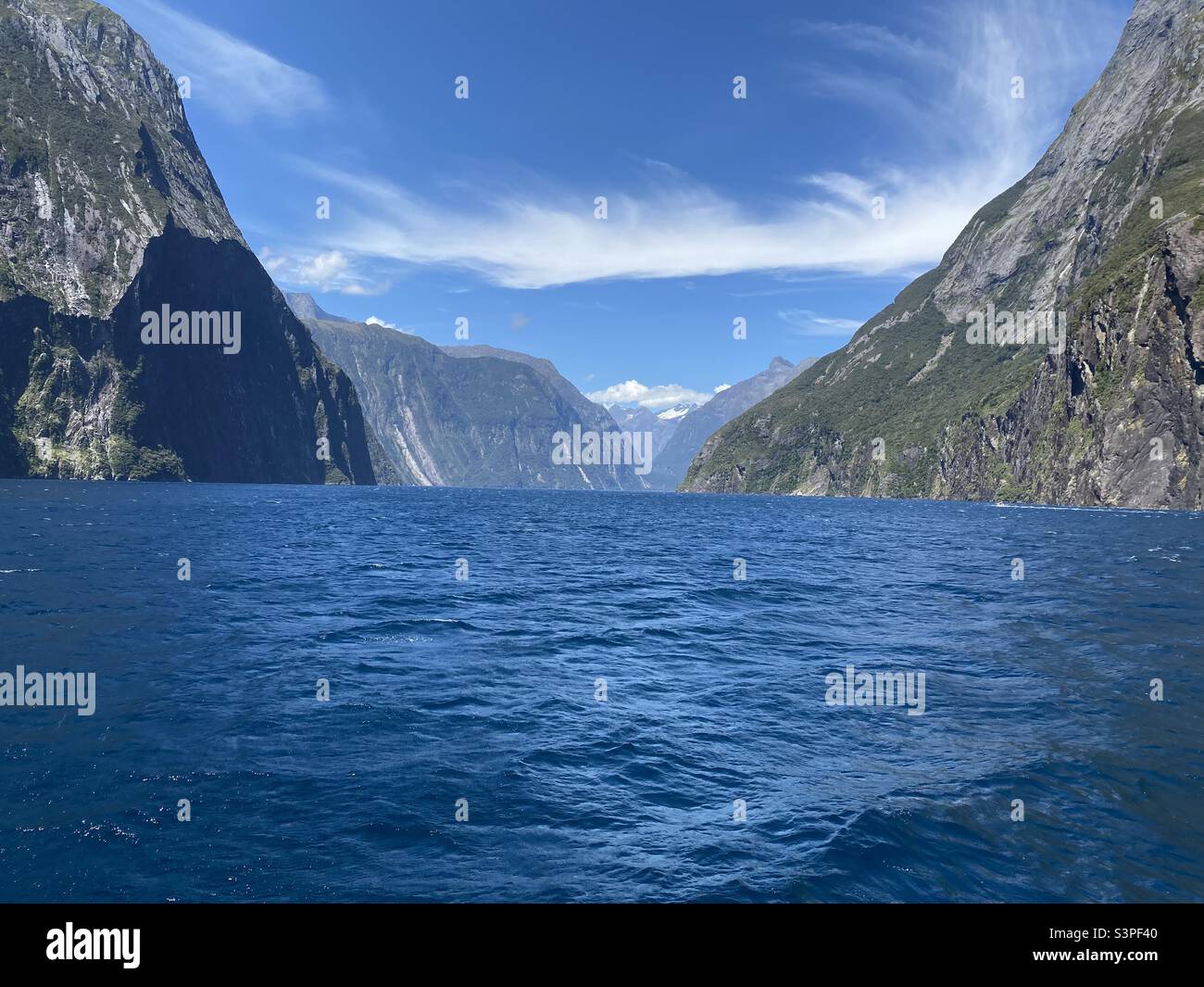 Milford klingen Neuseeland, Milford klingen Aotearoa, Wasser, Berge, blauer Himmel. Stockfoto