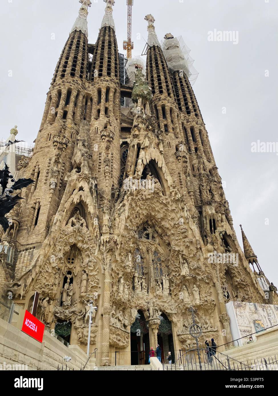 Basilika La Sagrada Familia, Barcelona, Katalonien, Spanien, Europa. März 2022. - Smartphone-aufgenommenes Stockfoto