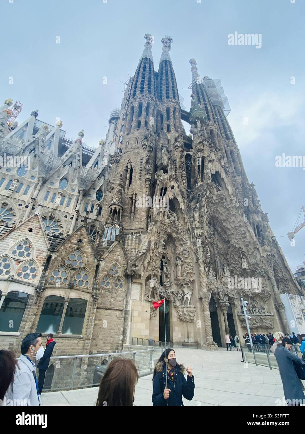 Führung an der Basílica de la Sagrada Família, Barcelona, Katalonien, Spanien, Europa. März 2022. - Smartphone-aufgenommenes Stockfoto