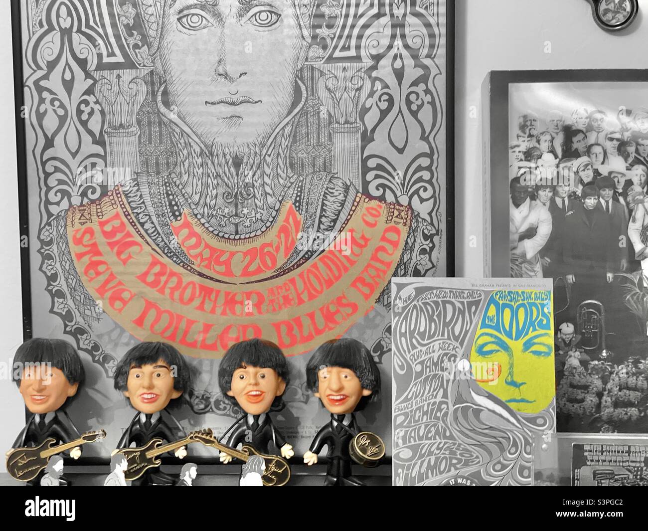 Beatles und andere musikbezogene Erinnerungsstücke werden auf einer Regalfläche in einem Heimbüro/Studio in Utah, USA, ausgestellt. Stockfoto