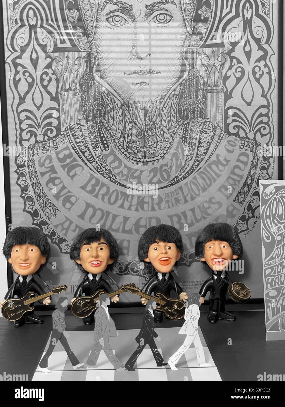 Beatles und andere musikbezogene Erinnerungsstücke werden auf einer Regalfläche in einem Heimbüro/Studio in Utah, USA, ausgestellt. Stockfoto