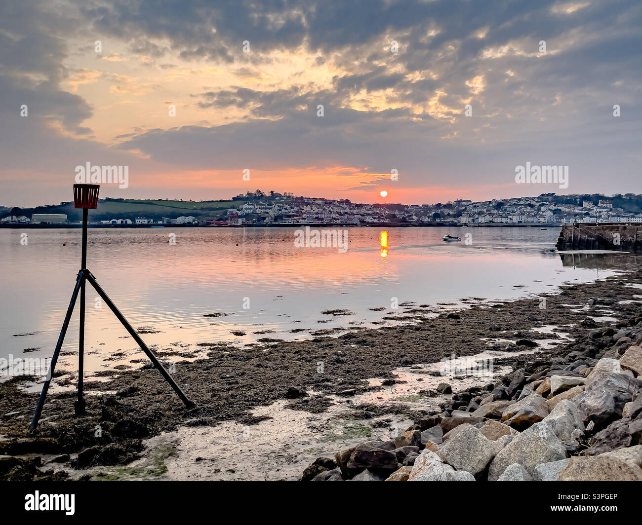 Blick von Instow über den Fluss Torridge nach Appledore bei Sonnenuntergang im Frühling, Devon, Großbritannien. März 2022 - Smartphone-aufgenommenes Stockfoto
