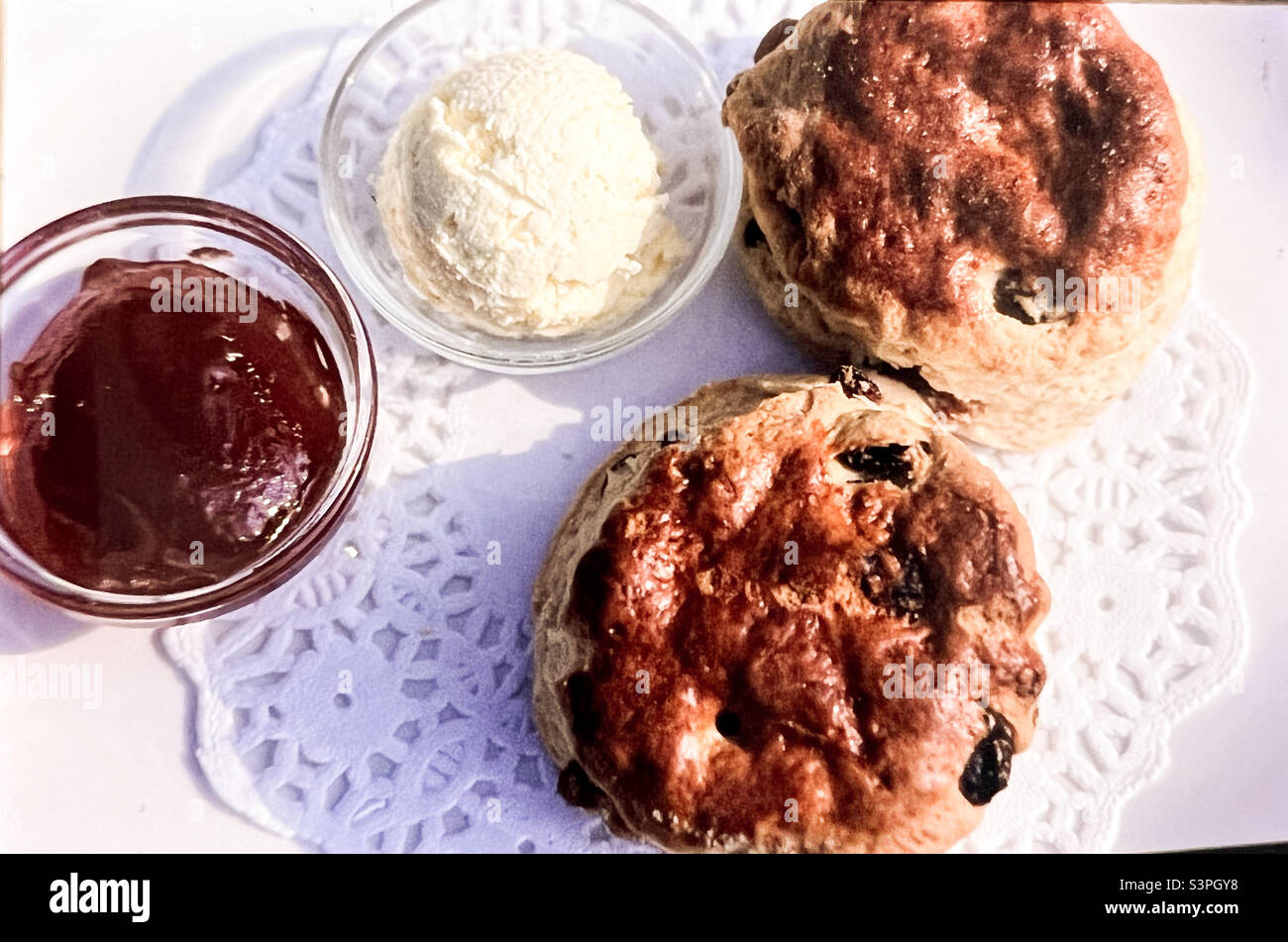 Cream Tea mit Scones und Marmelade Devon England Stockfoto