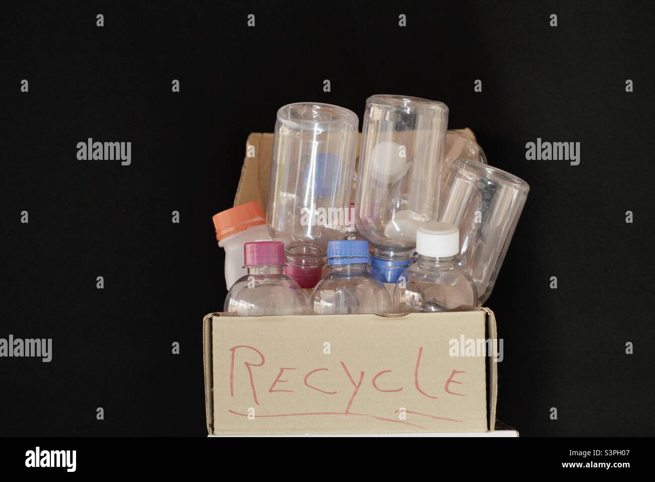 Pappe, Plastikflaschen, recycelbare Materialien Stockfoto