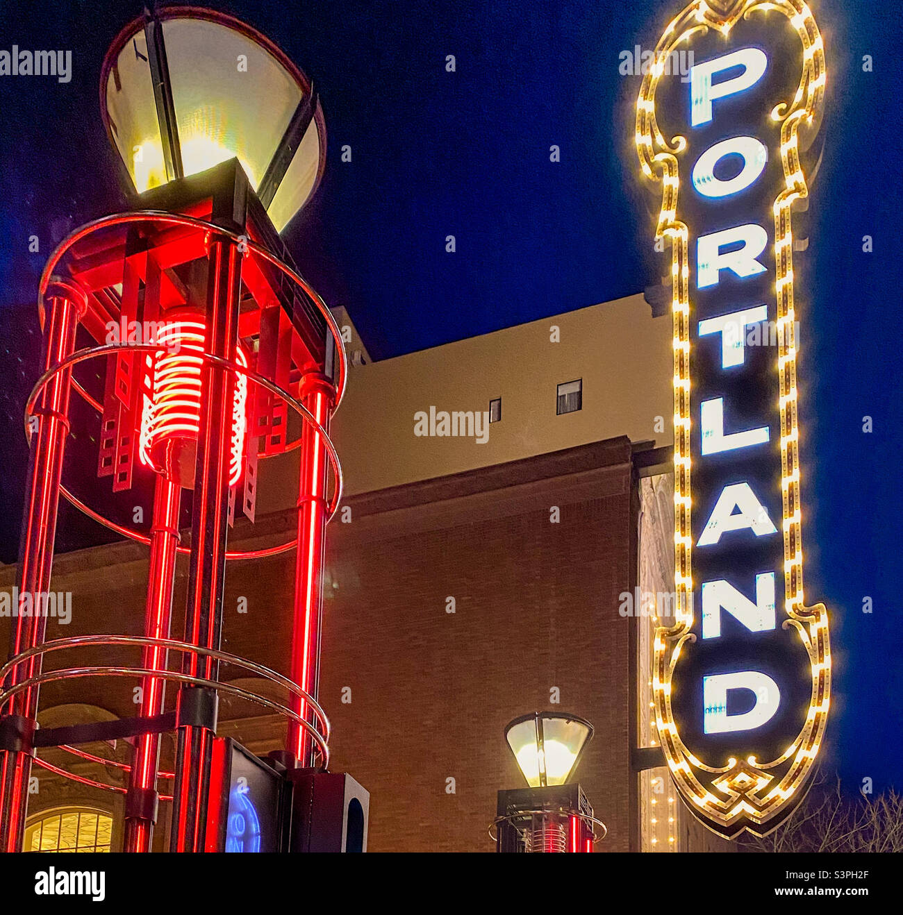 Das ikonische und historische Portland Theater Schild am Broadway und 13., heute Sitz der Arlene Schnitzer Concert Hall Stockfoto