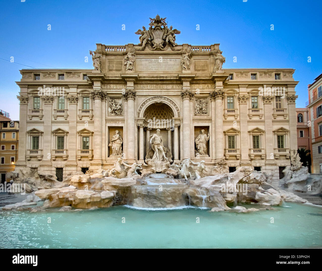 Der berühmte Trevi-Brunnen in Rom, Italien - Smartphone-aufgenommenes Stockfoto