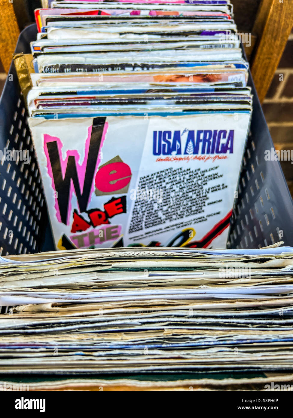Stapel alter Schallplatten zum Verkauf Stockfoto
