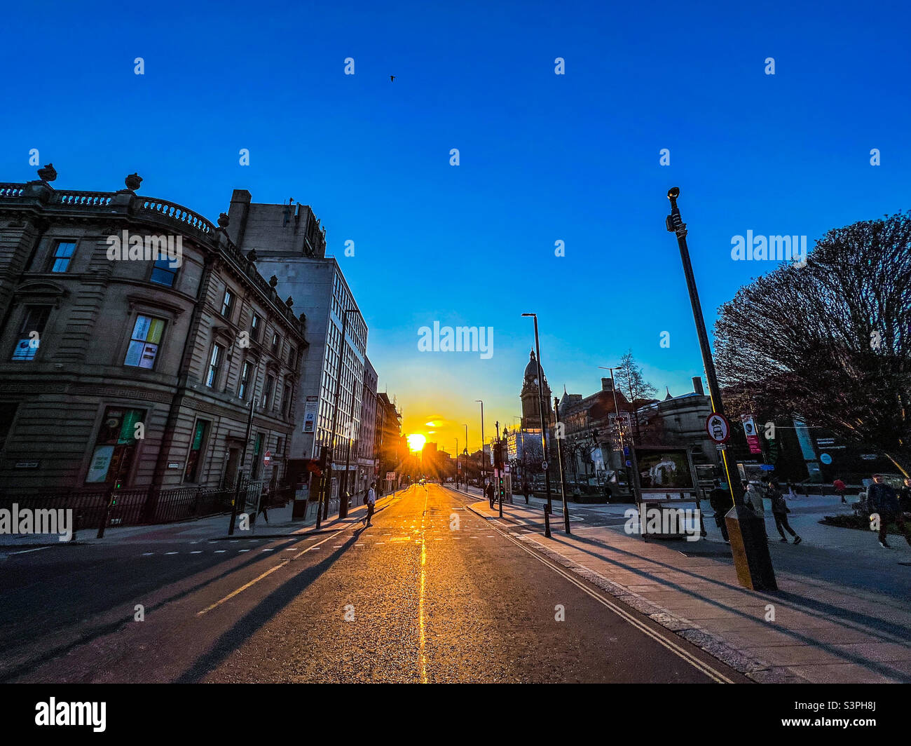 Blick auf Leeds Headrow bei Sonnenuntergang - Smartphone-aufgenommenes Stockfoto