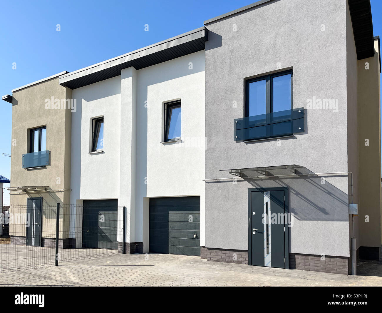 Außenansicht eines modernen Stadthauses. Das Konzept der Außengebäude von Mehrfamilienhäusern Stockfoto