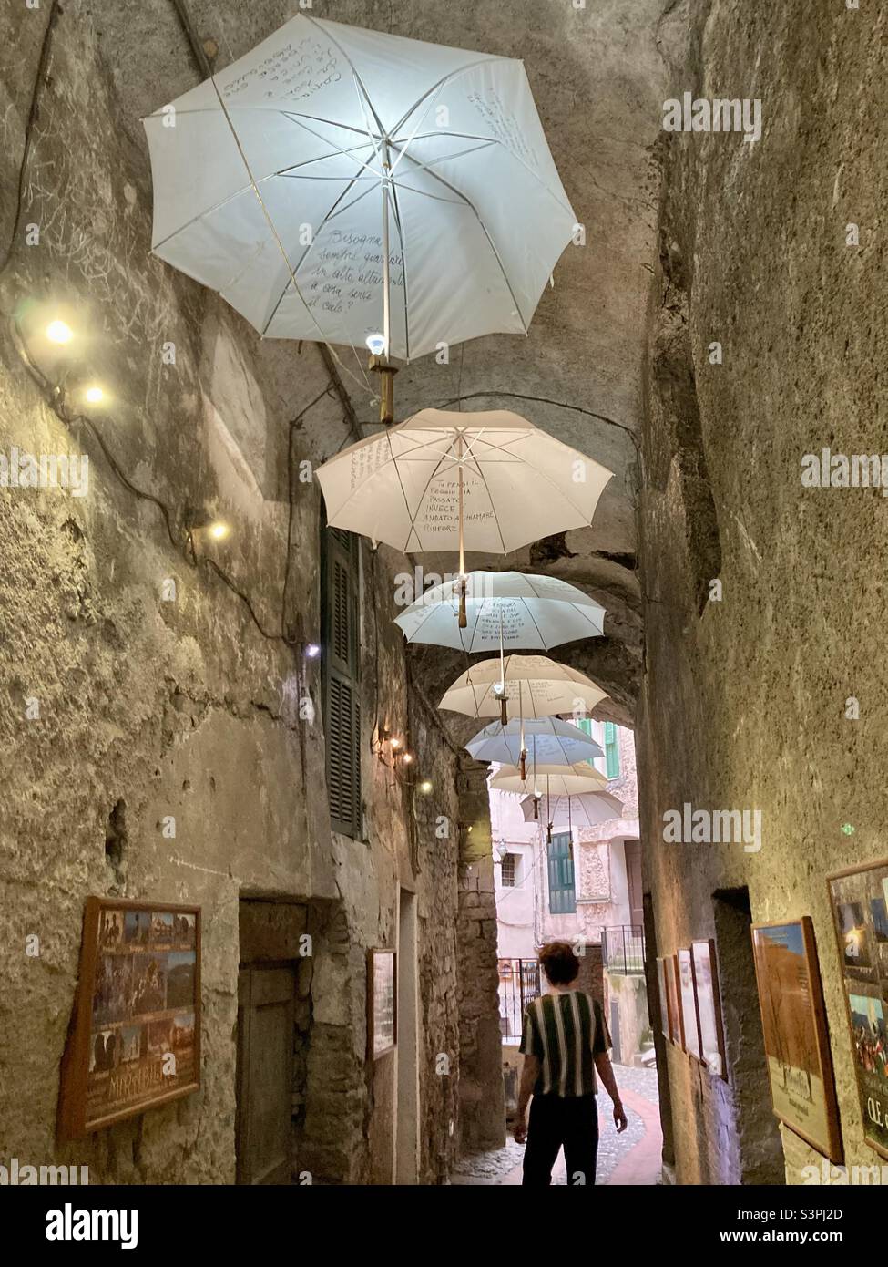 Wir finden uns durch einen schönen Abschnitt der Ruinen des Castello dei Doria in Dolceaqua, Italien. Stockfoto