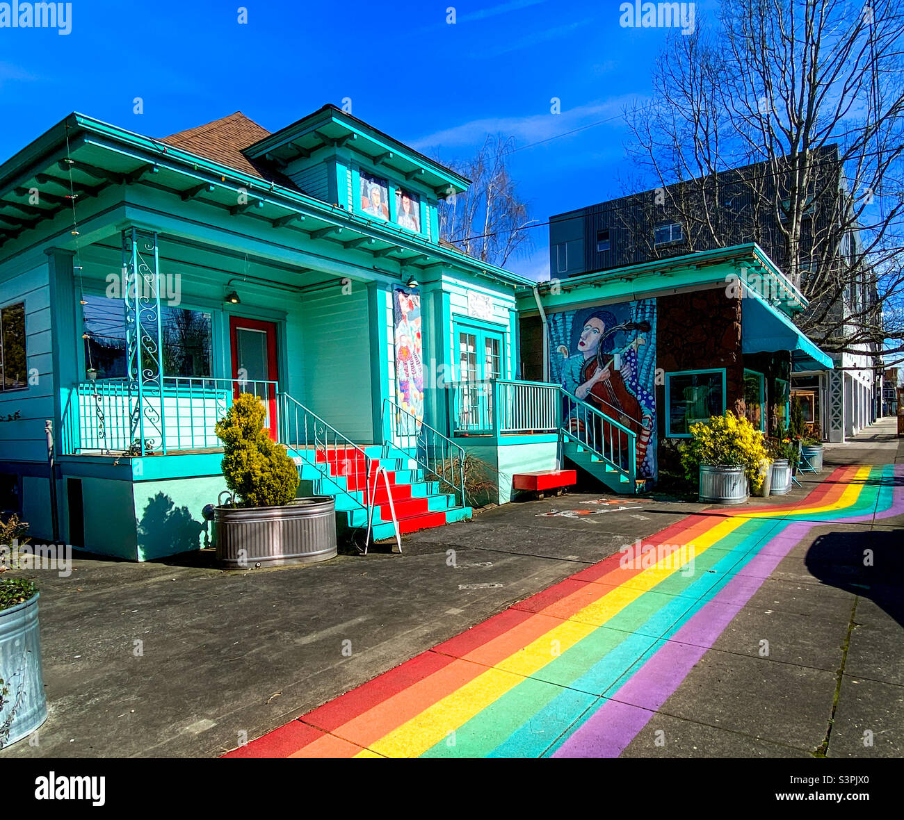 Die Schau des Stolzes vor dem farbenfrohen Kittel Boutique Store in dem flippigen, kunstreichen, hippen und vielfältigen Viertel des Alberta Arts District in Portland, Oregon. Stockfoto