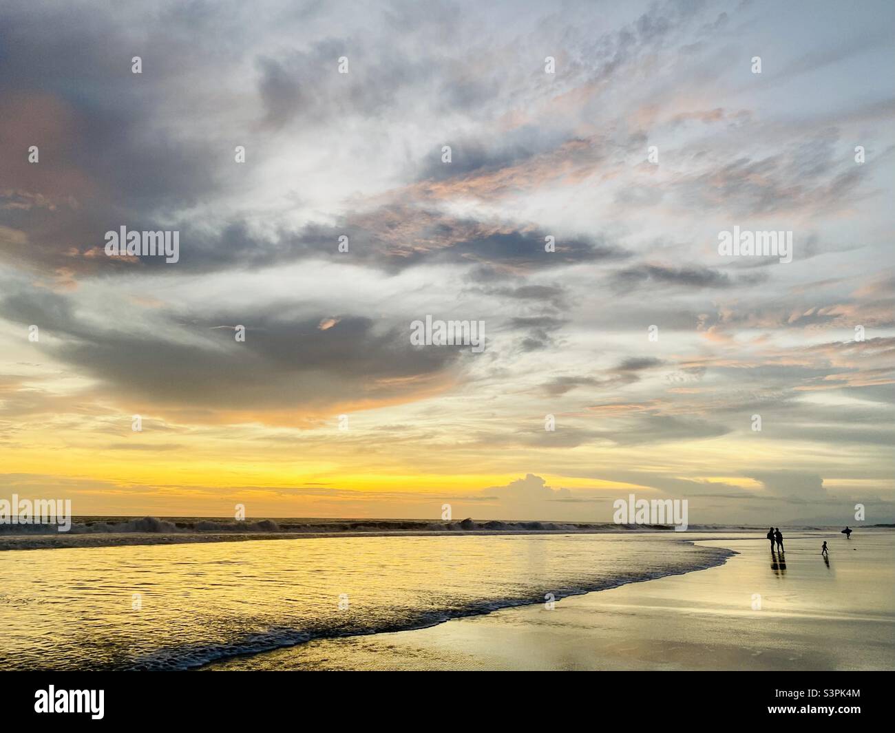 Wunderschöner Sonnenuntergang auf Bali, Indonesien Stockfoto