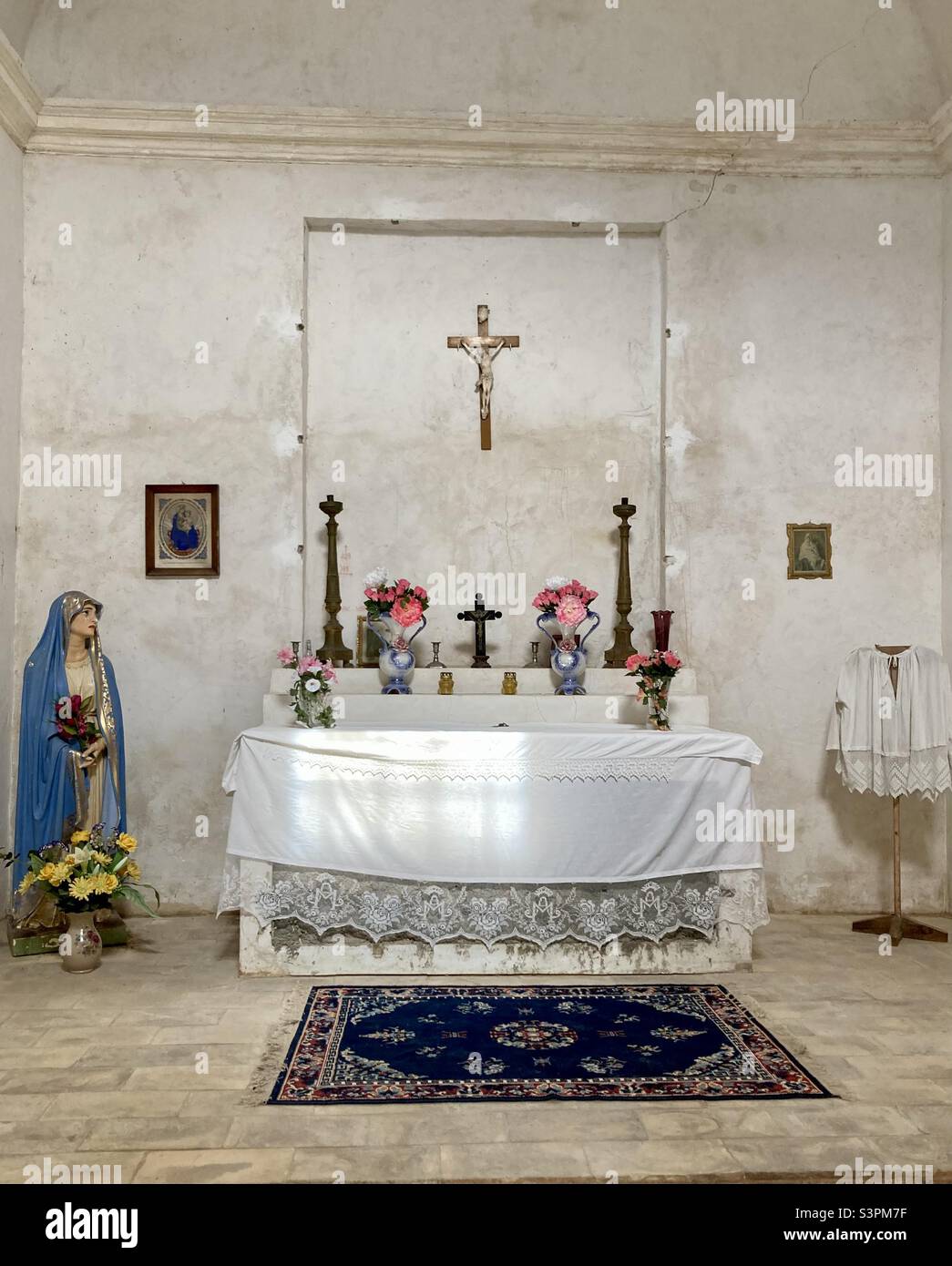 Der einfache Altar der Saint-Lazard-Kapelle vor den Toren von Gorbio, Frankreich. Stockfoto