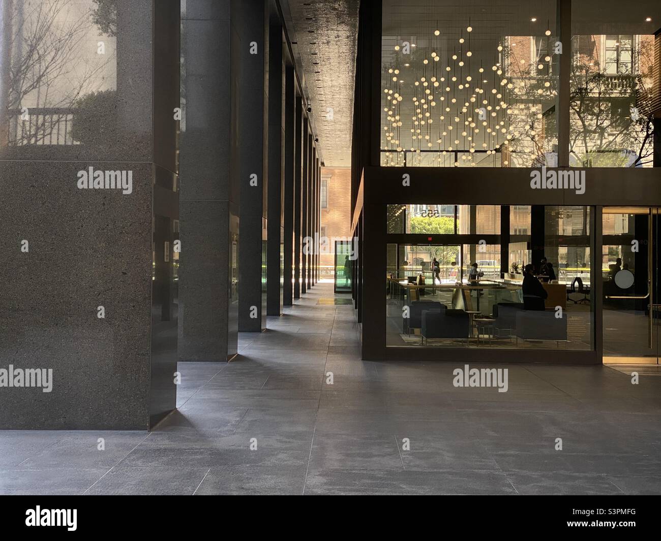 LOS ANGELES, CA, 2021. MÄRZ: Marmorsäulen, getöntes Glas und silhouettierte Geschäftsleute an der Eingangshalle eines Wolkenkratzers, City National Plaza, Downtown Financial District Stockfoto