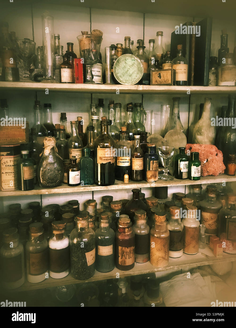 Ein eklektischer Mix aus alten Flaschen zum Verkauf auf dem Flohmarkt von Dauphine, Paris, Frankreich - Smartphone-aufgenommenes Stockfoto