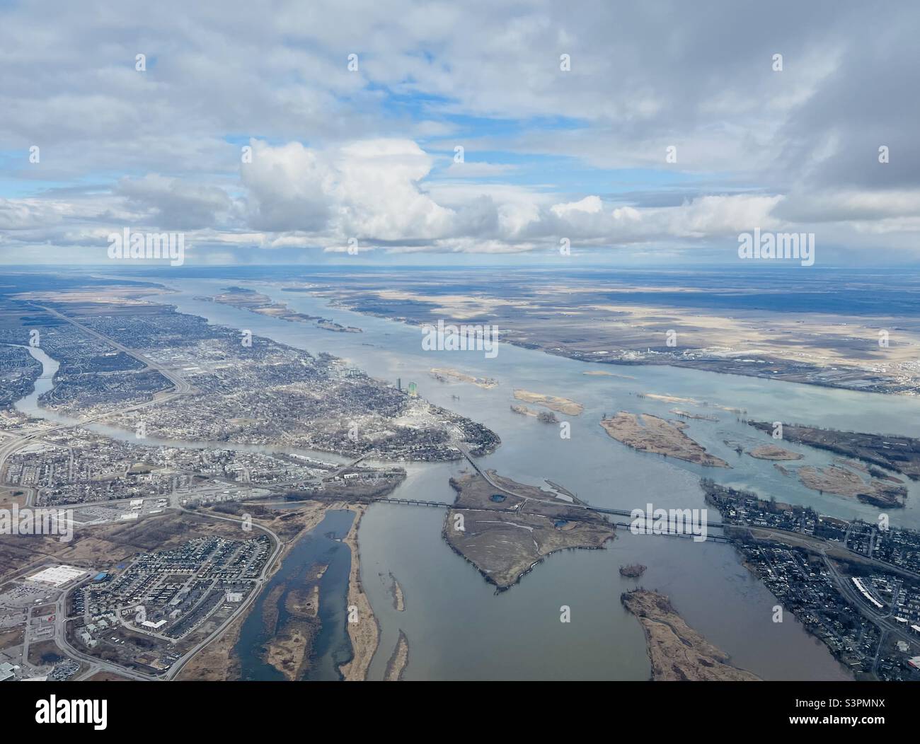 Flug über die Insel Montreal und die St... Lawrence River man hat einen spektakulären Blick auf das untere St. Lawrence River Tal. - Smartphone-aufgenommenes Stockfoto
