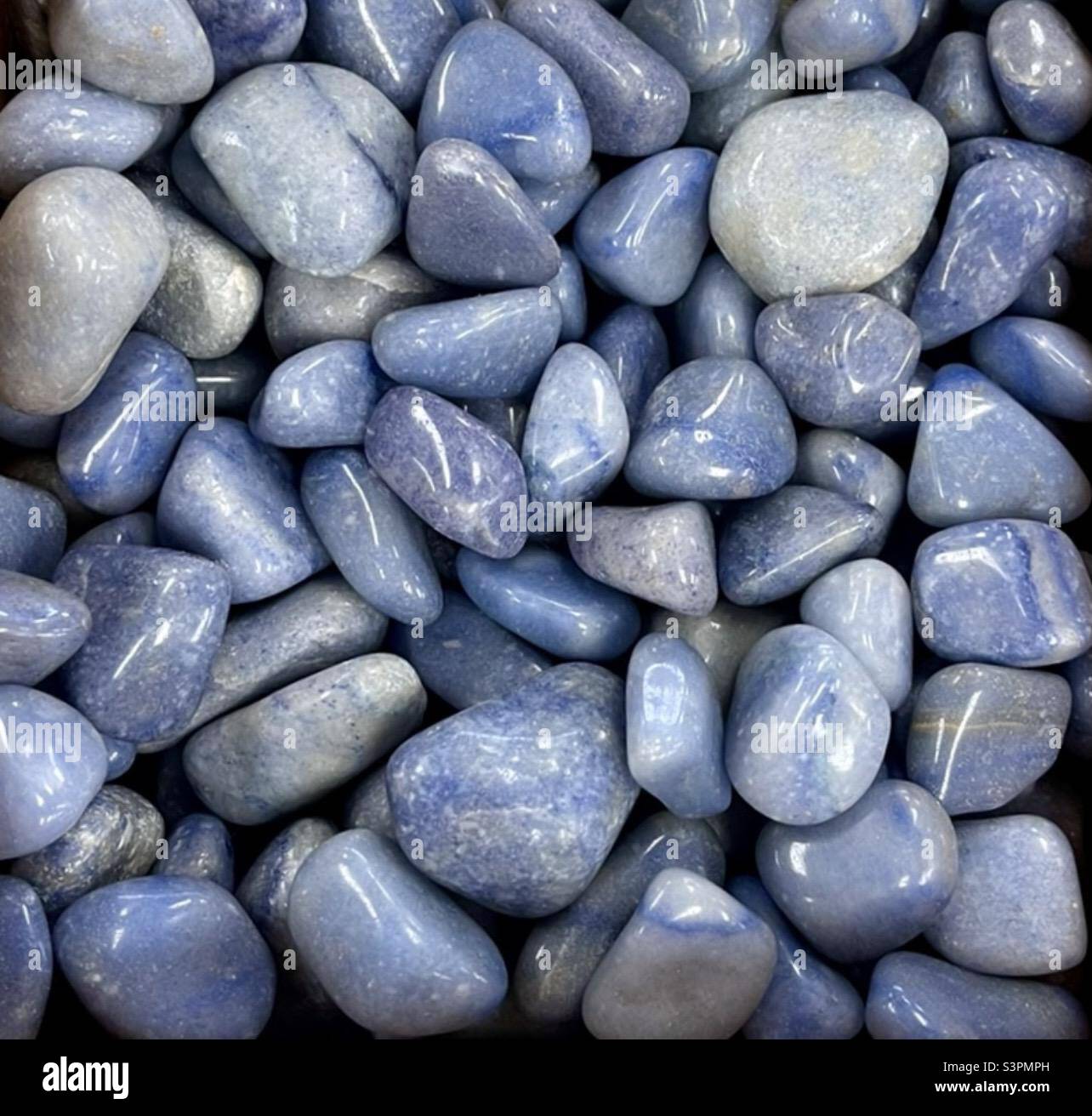Ein Haufen aus Blauquarz taumelte Steine, Kristalle, Textur Stockfoto