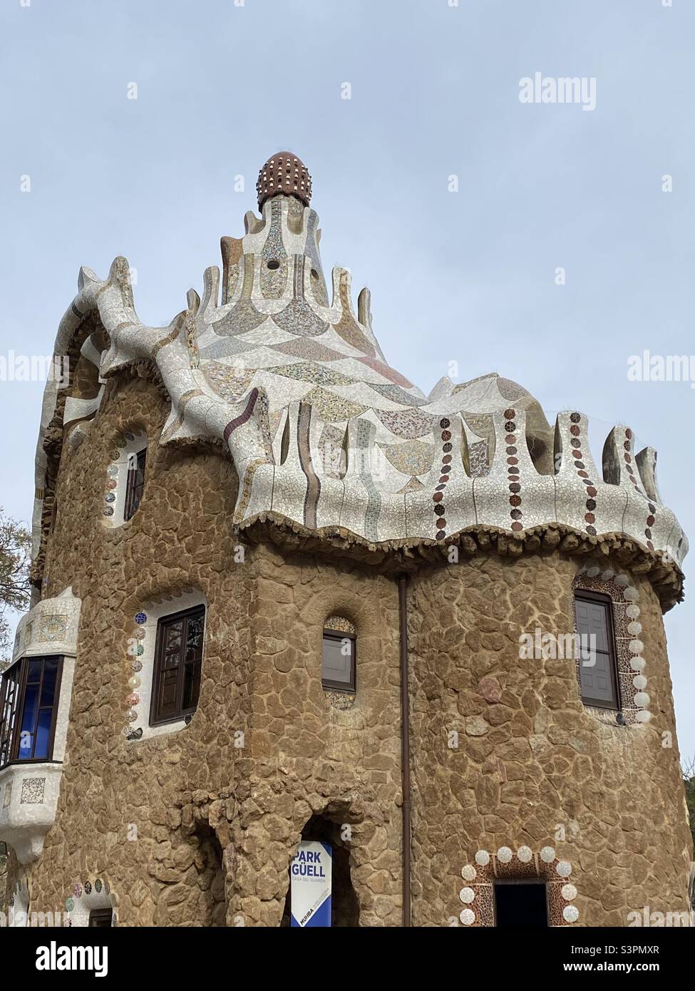 Das Pilzhaus im Parc Güell, Barcelona, Katalonien, Spanien, Europa. März 2022. - Smartphone-aufgenommenes Stockfoto