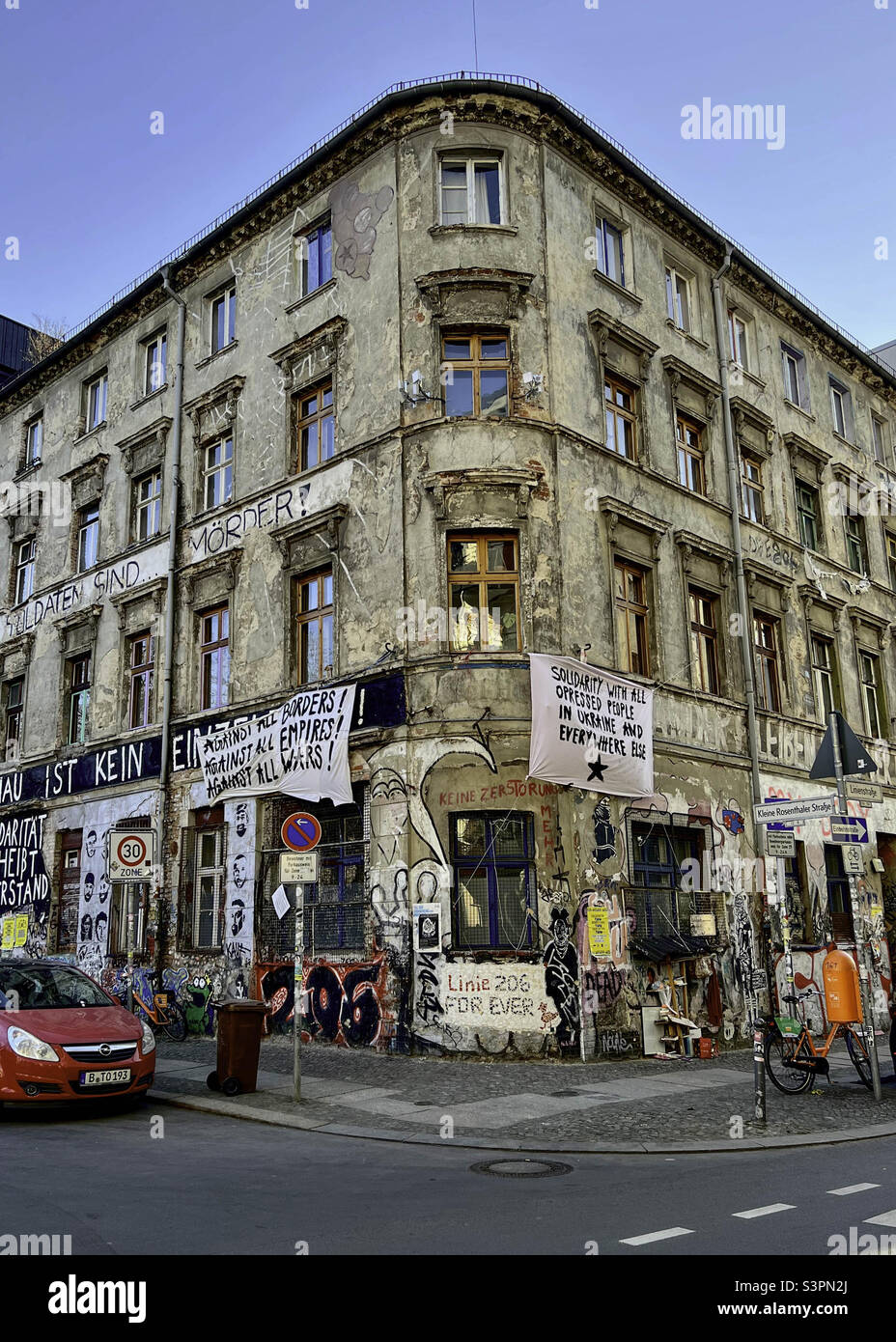 Anti-Kriegs-Banner auf dem alten Gebäude während der russischen Invasion der Ukraine - Linienstraße 206, Mitte, Berlin, Deutschland Stockfoto