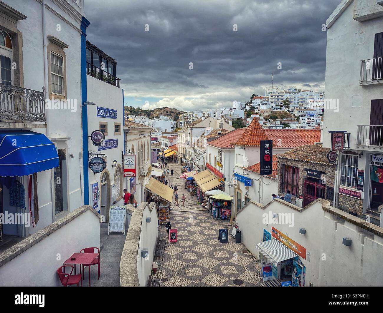 Traditionelle malerische Fußgängerzone in Albufeira, Algarve, Portugal. Stockfoto