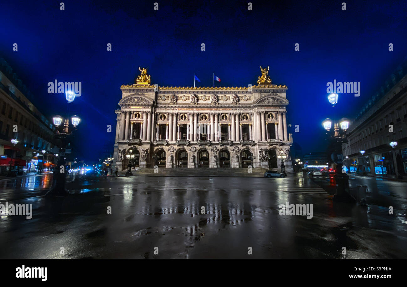 Palais Garnier, auch bekannt als Opéra Garnier, das historische Pariser Opernhaus, bei Nacht. Paris, Frankreich Stockfoto