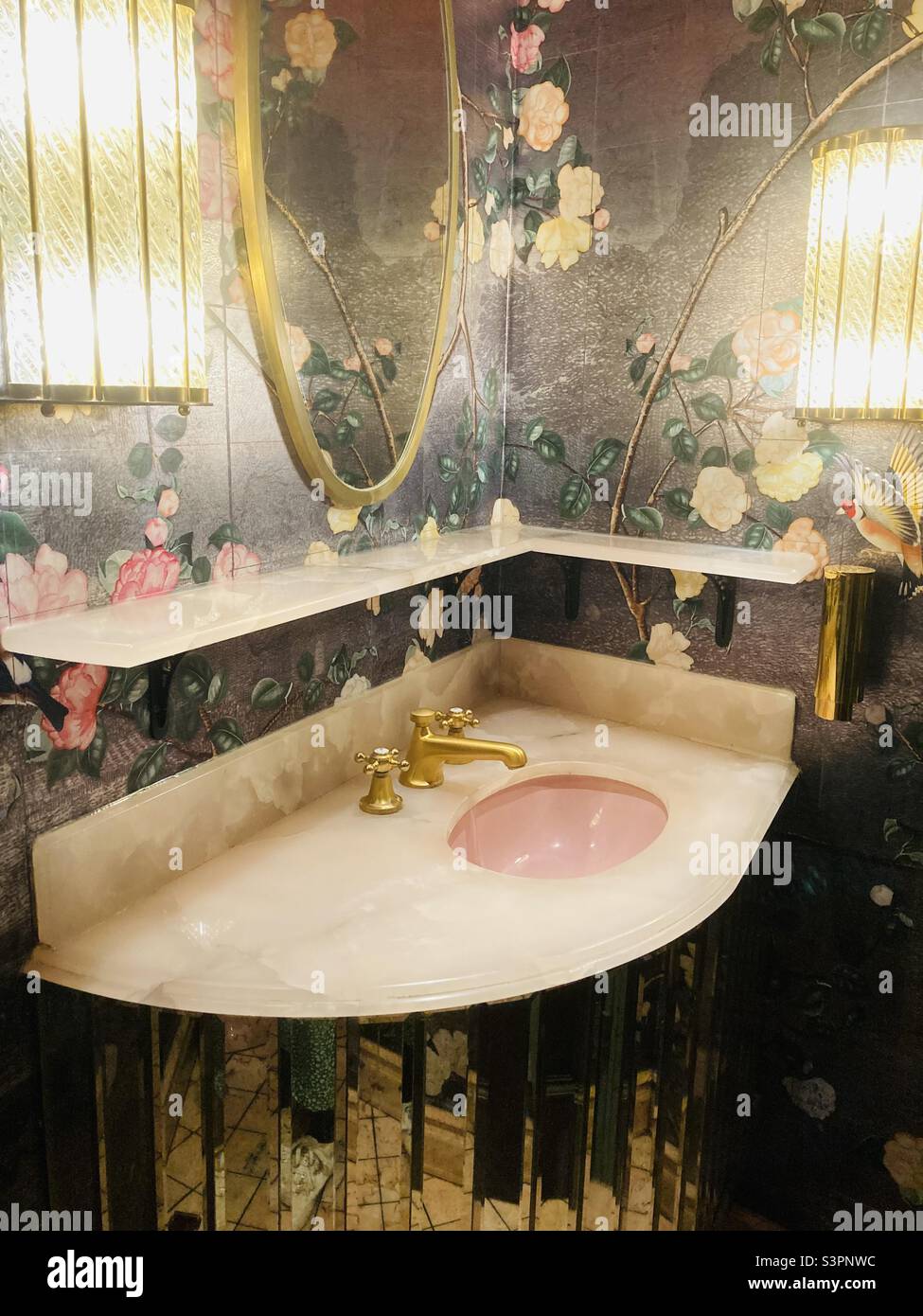 Luxuriöses Badezimmer im Ivy Restaurant, Oxford - Smartphone-aufgenommenes Stockfoto